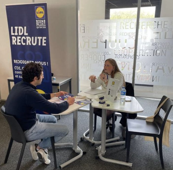 entreprise en entretien avec un étudiant