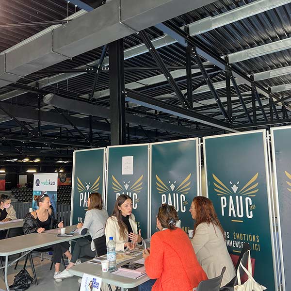 etudiants en plein speed recruiting, ils sont autour d'une table face à des recruteurs