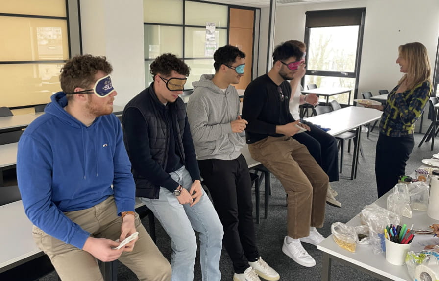 étudiant faisant le blindtest étudiant faisant le blindtest