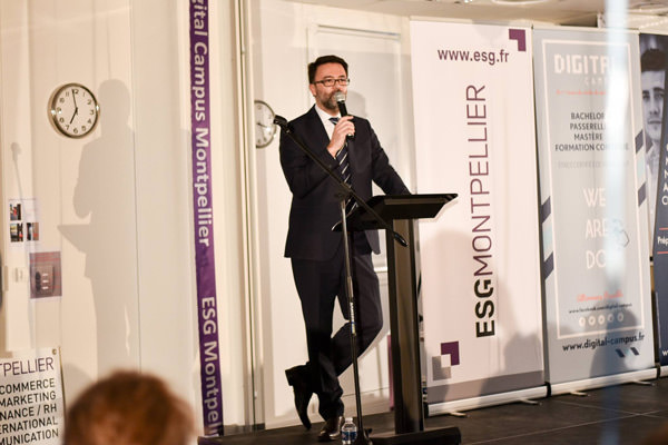 La cérémonie peut commencer, Cyrille MANDOU, Directeur du Campus, prononce quelques mots afin de congratuler les promotions titrées. Les responsables de section montent à tour de rôle au fil de la soirée afin d’offrir anecdotes et souvenirs de l’année pas