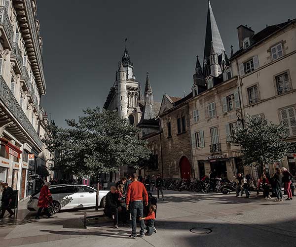 Vieille ville de Dijon, rues pavées architecture ambiance moyen-age
